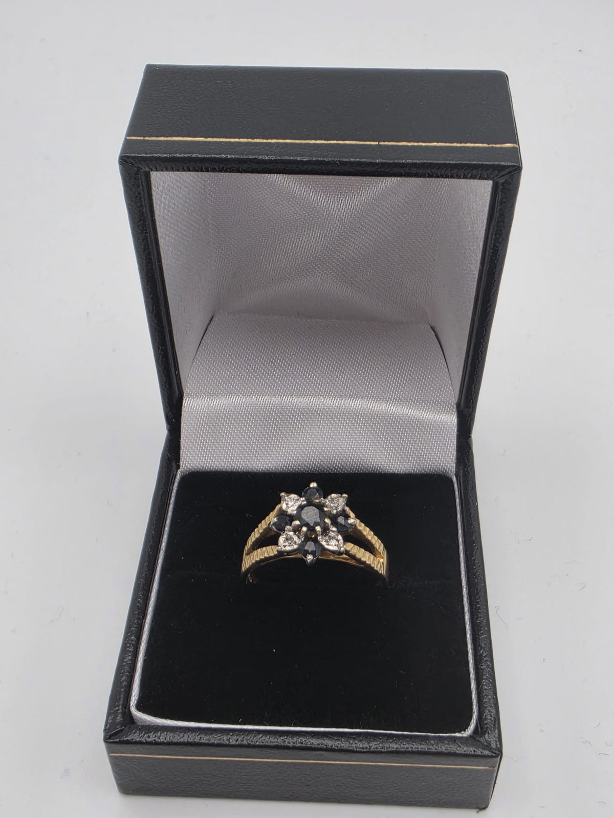 18ct Gold Cluster Ring, Size R, 4.38G