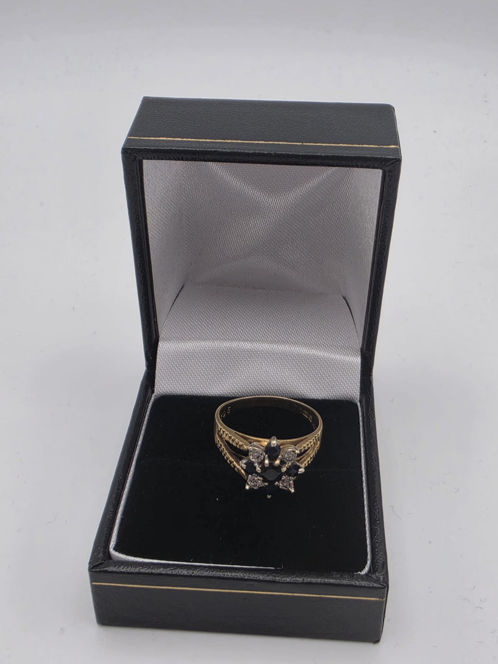 18ct Gold Cluster Ring, Size R, 4.38G