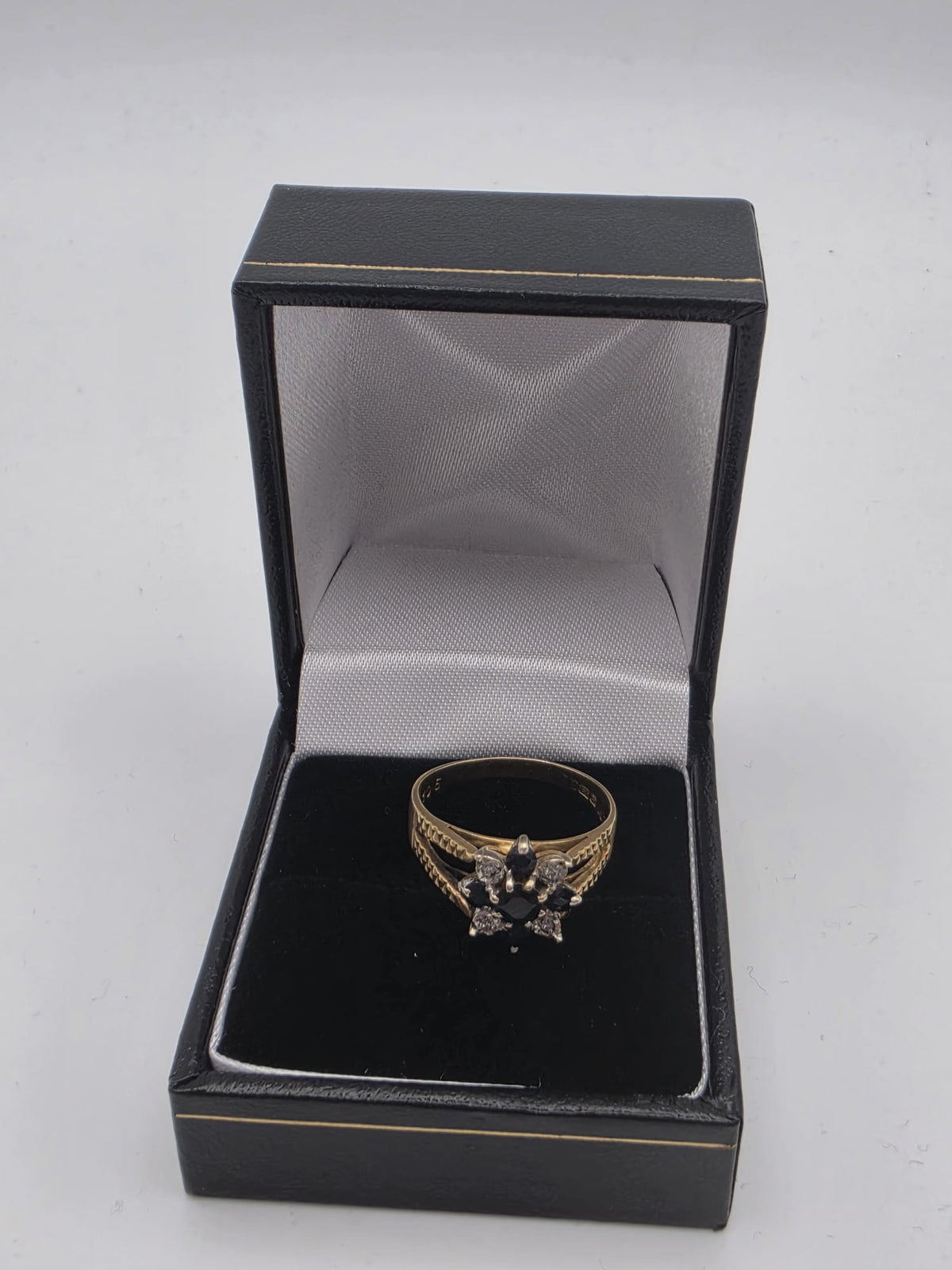 18ct Gold Cluster Ring, Size R, 4.38G