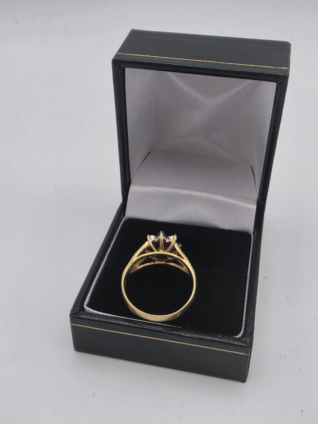 18ct Gold Cluster Ring, Size R, 4.38G