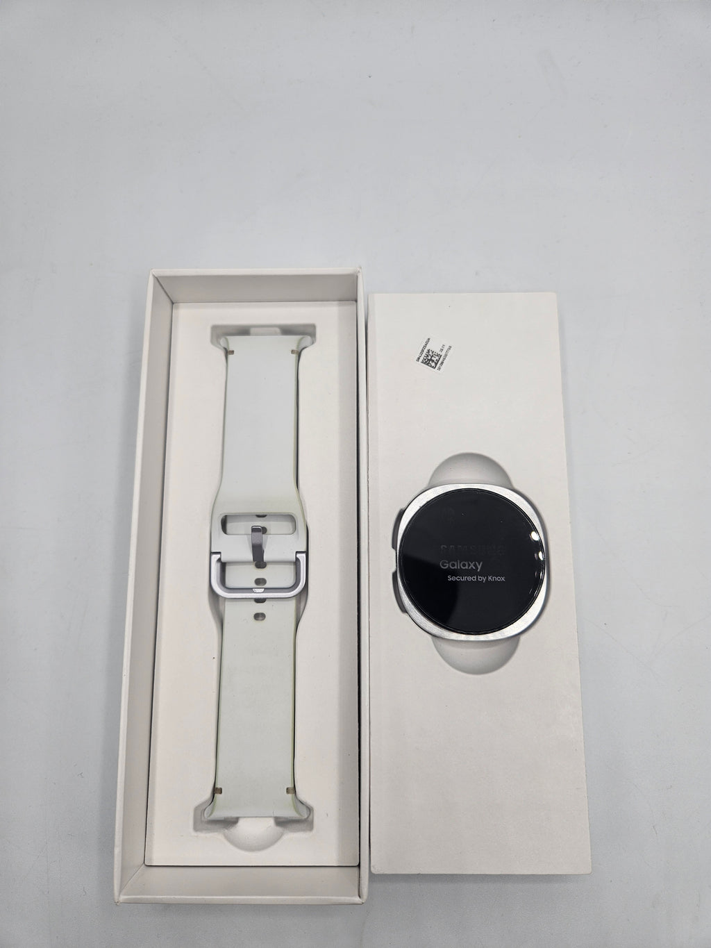 Samsung Galaxy watch 8 boxed Silver, Grade B