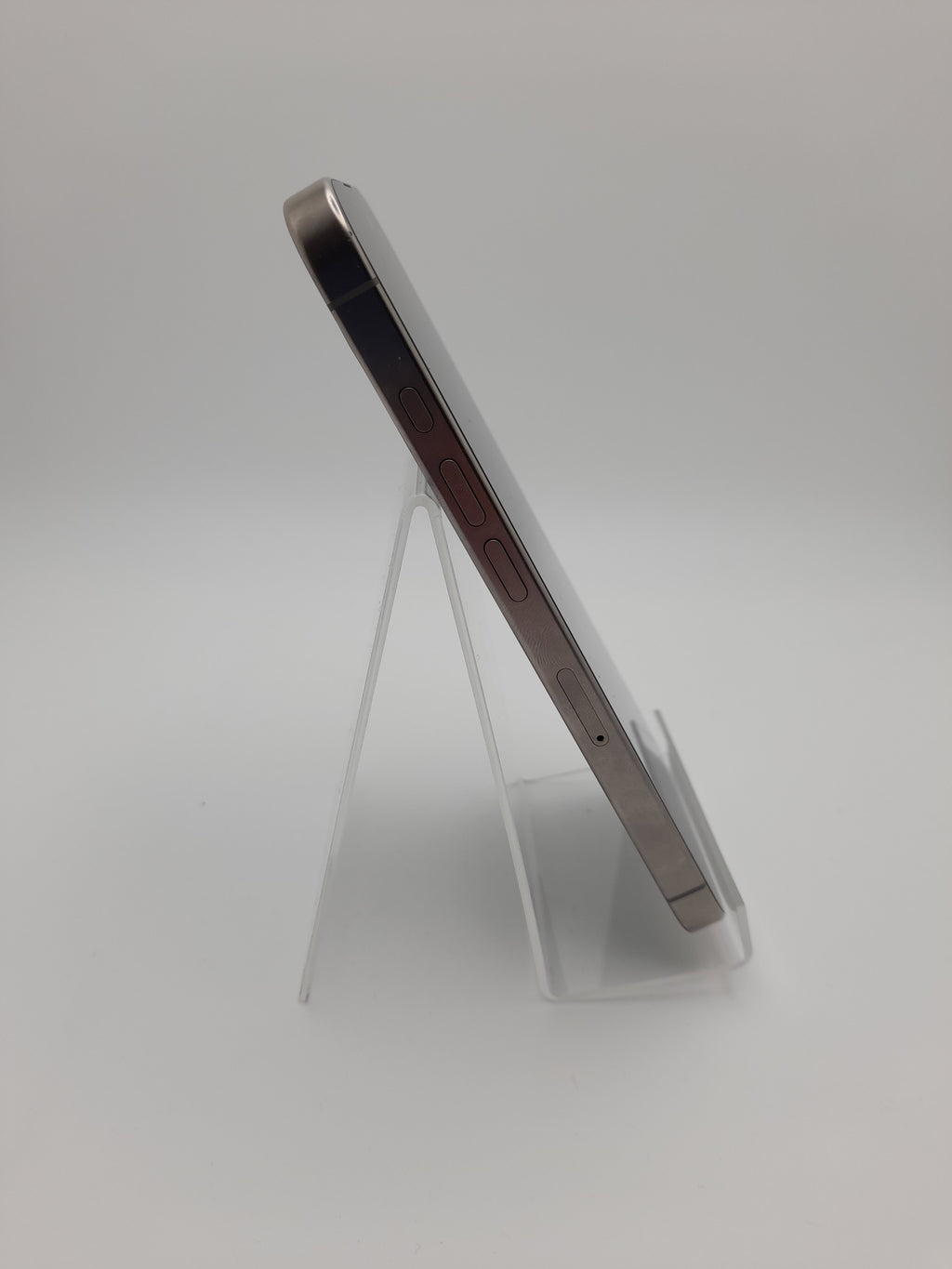 Apple iPhone 16 Pro 128GB Titanium, Grade b