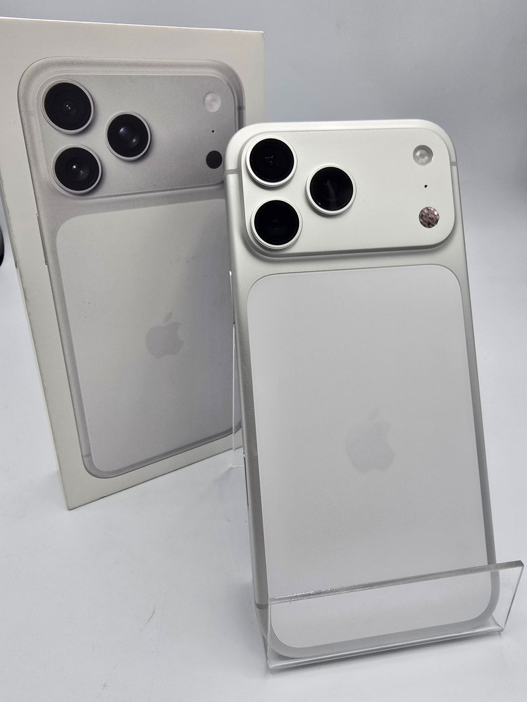 Apple iPhone 17 Pro Max 256GB White, Grade A