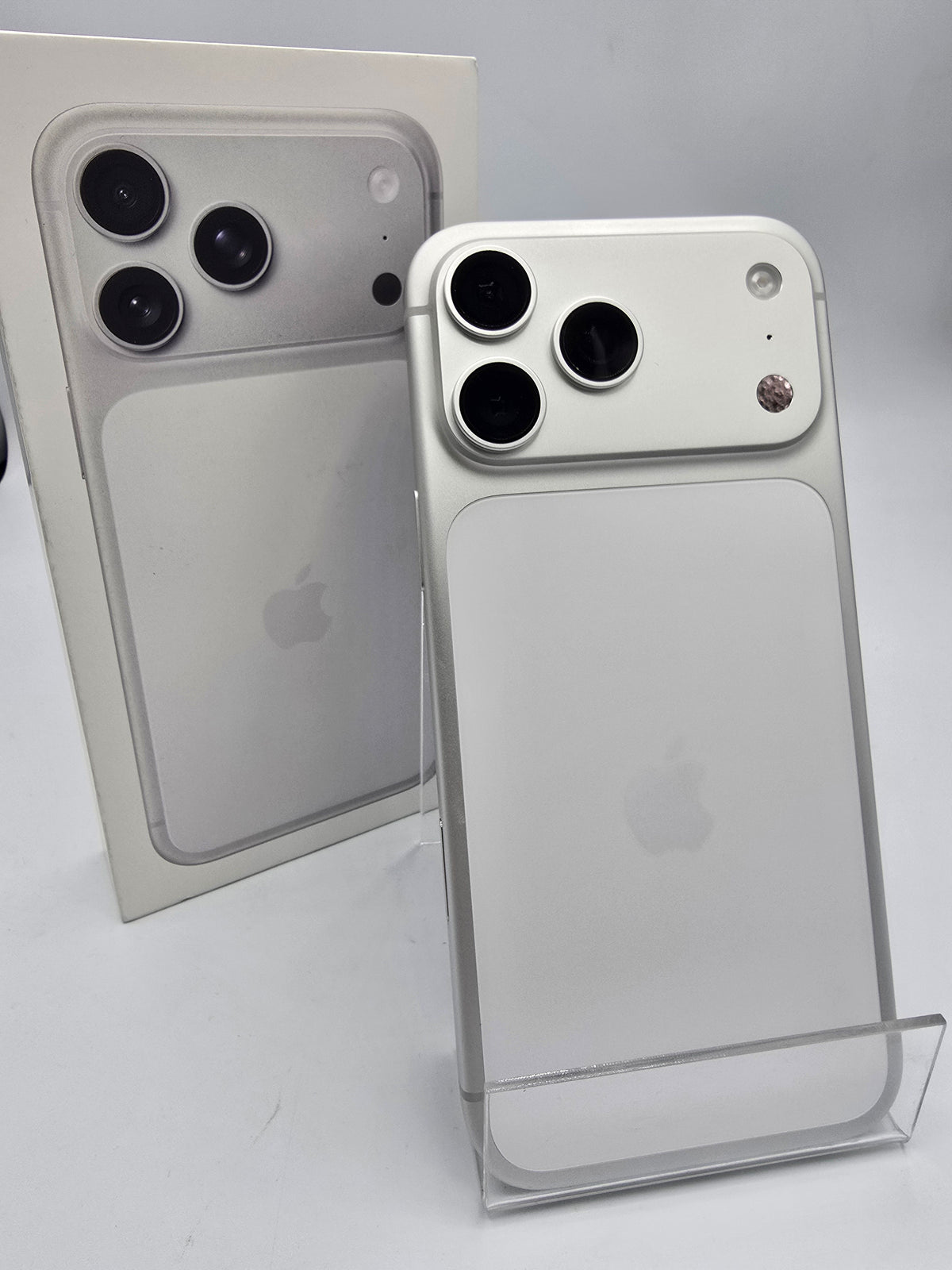 Apple iPhone 17 Pro Max 256GB White, Grade A