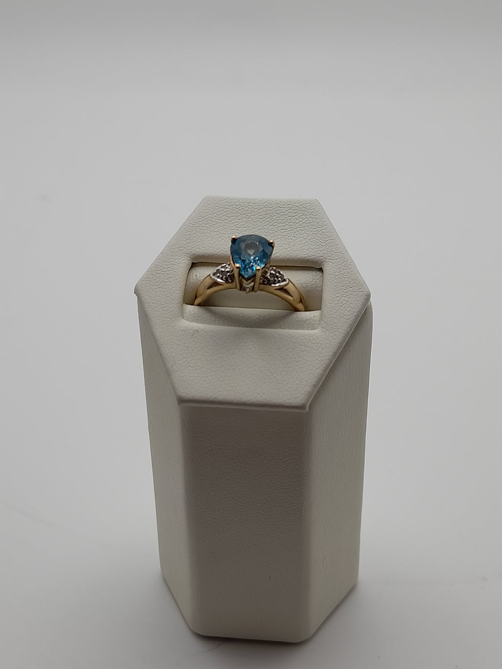 9ct,3.5g Size N,Aqua Coloured Stone Ring