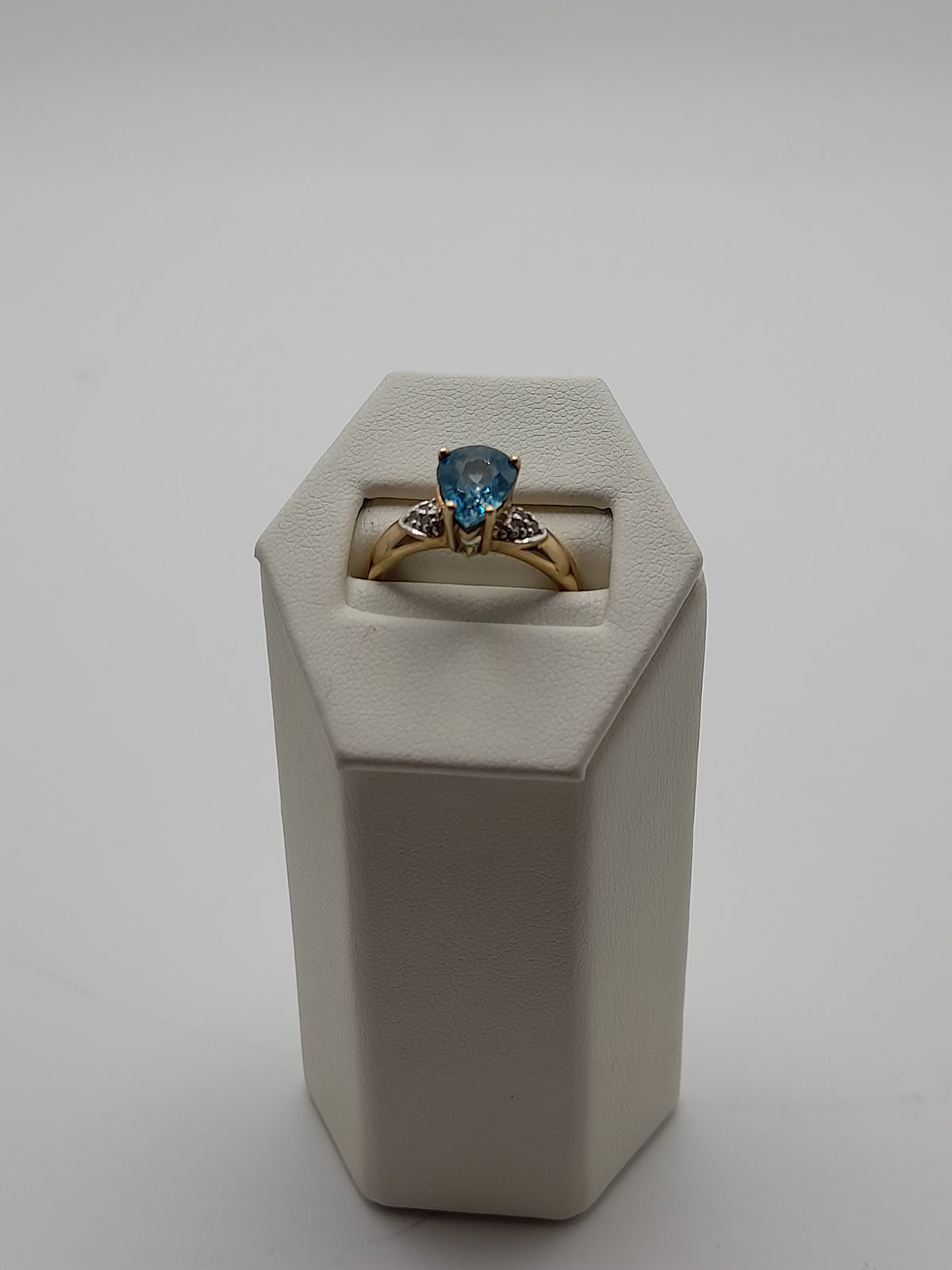 9ct,3.5g Size N,Aqua Coloured Stone Ring