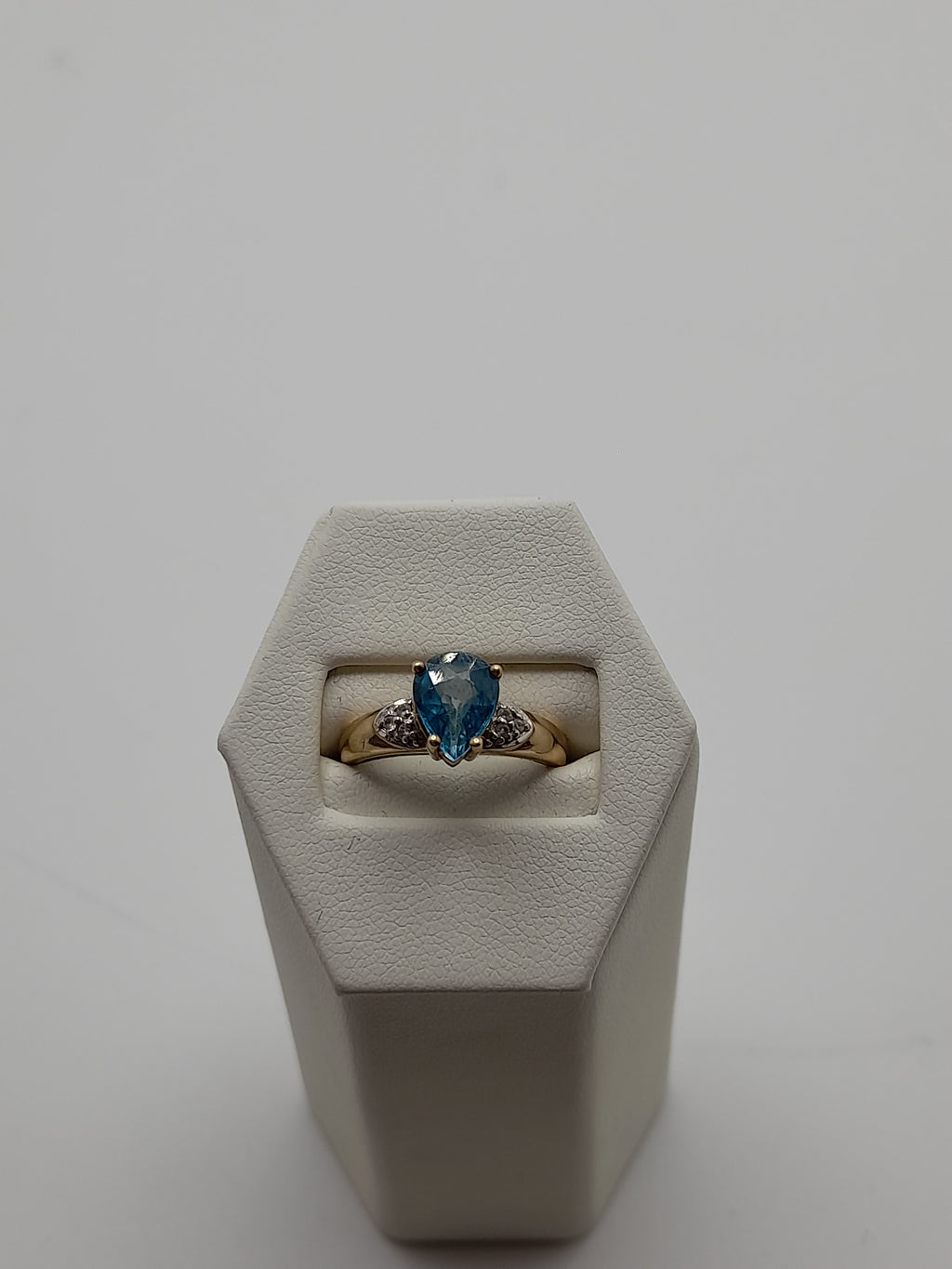 9ct,3.5g Size N,Aqua Coloured Stone Ring