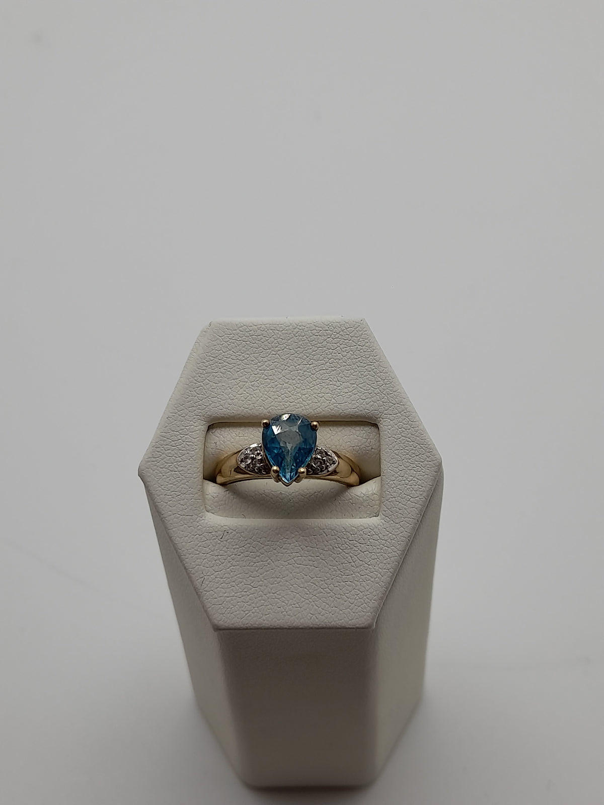 9ct,3.5g Size N,Aqua Coloured Stone Ring