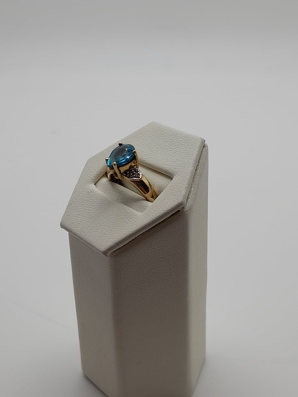 9ct,3.5g Size N,Aqua Coloured Stone Ring