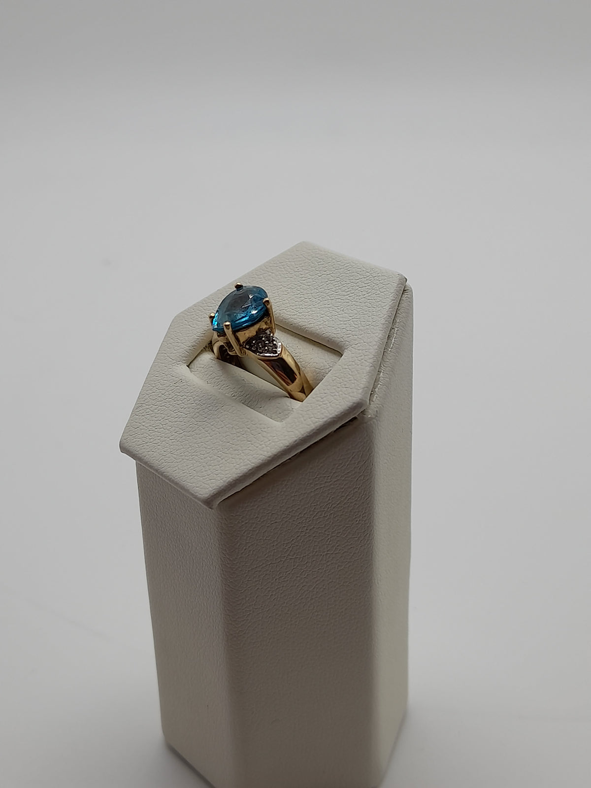 9ct,3.5g Size N,Aqua Coloured Stone Ring