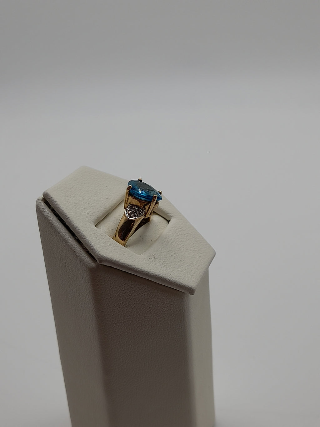 9ct,3.5g Size N,Aqua Coloured Stone Ring