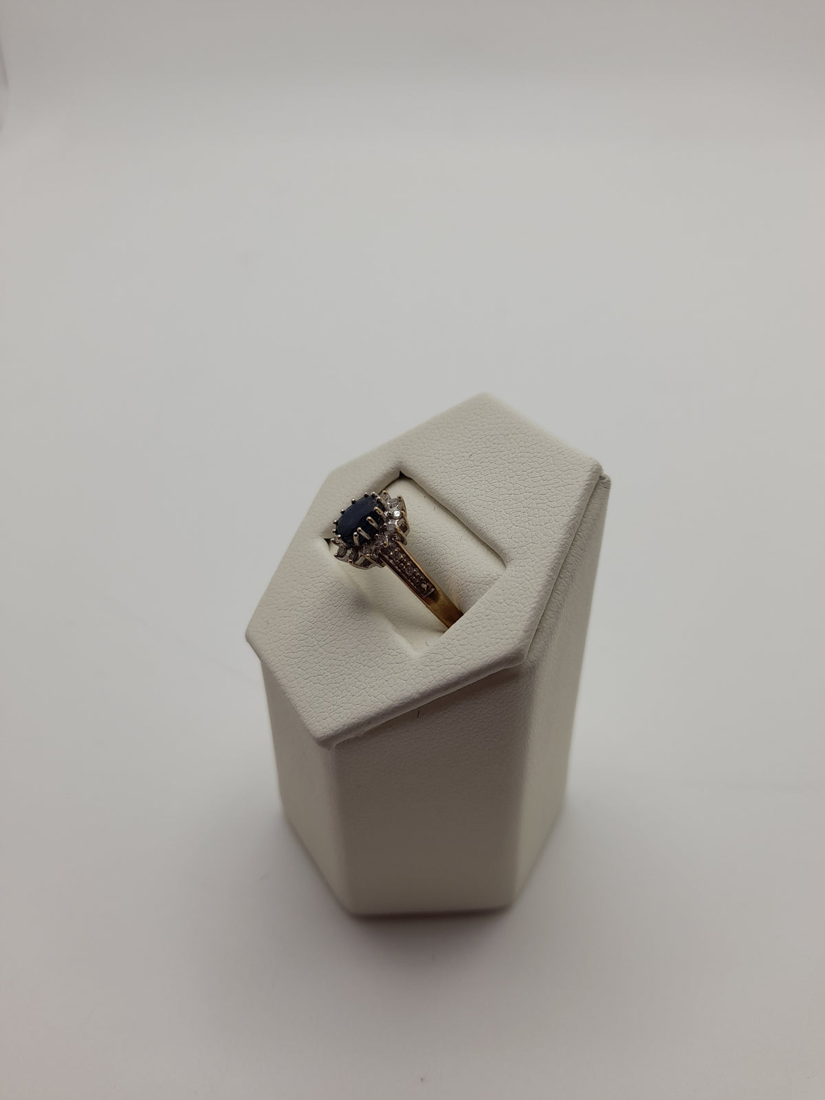 9ct ,2.4g, Size P ,Dark Blue Cluster Gold Ring