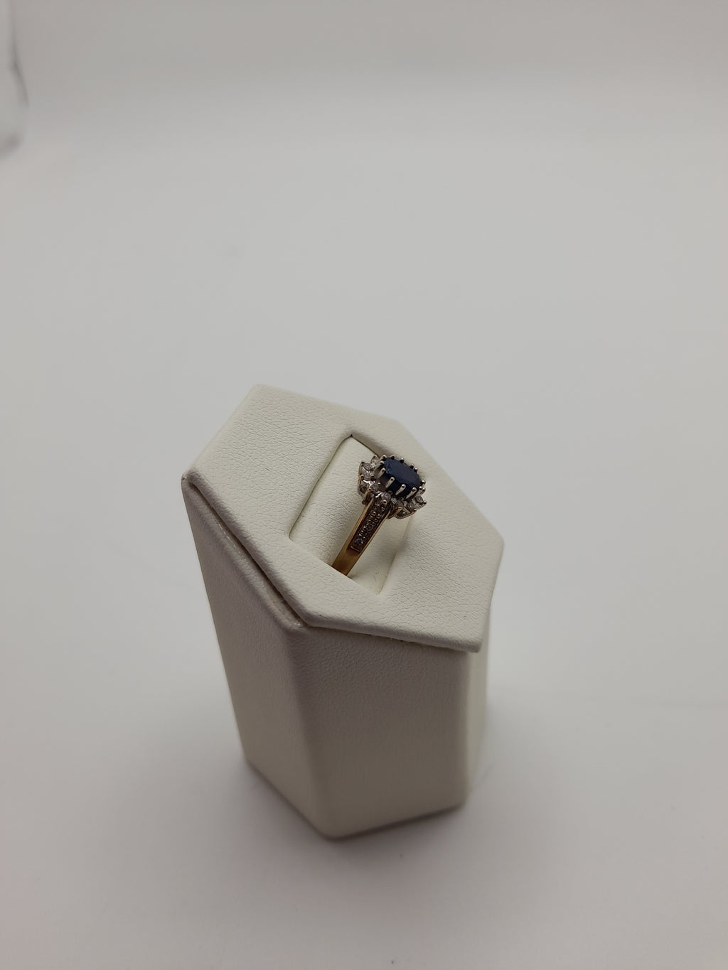9ct ,2.4g, Size P ,Dark Blue Cluster Gold Ring