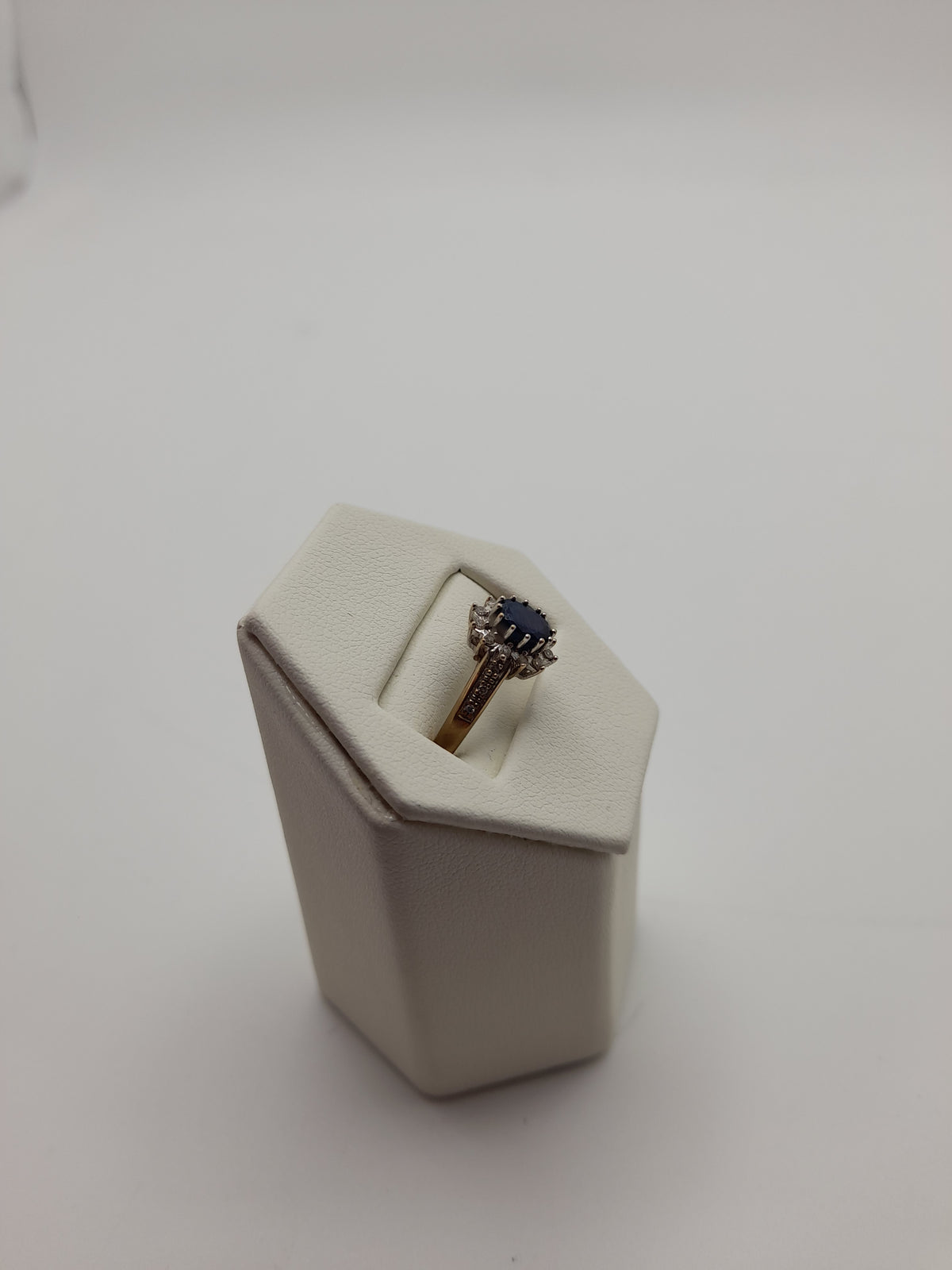 9ct ,2.4g, Size P ,Dark Blue Cluster Gold Ring