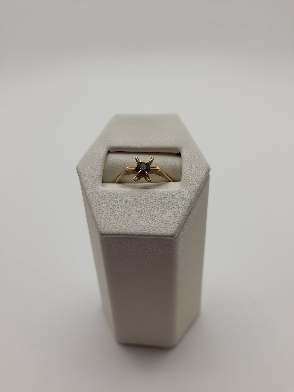 18ct, 2.2g,Size M, Red Stone Ring