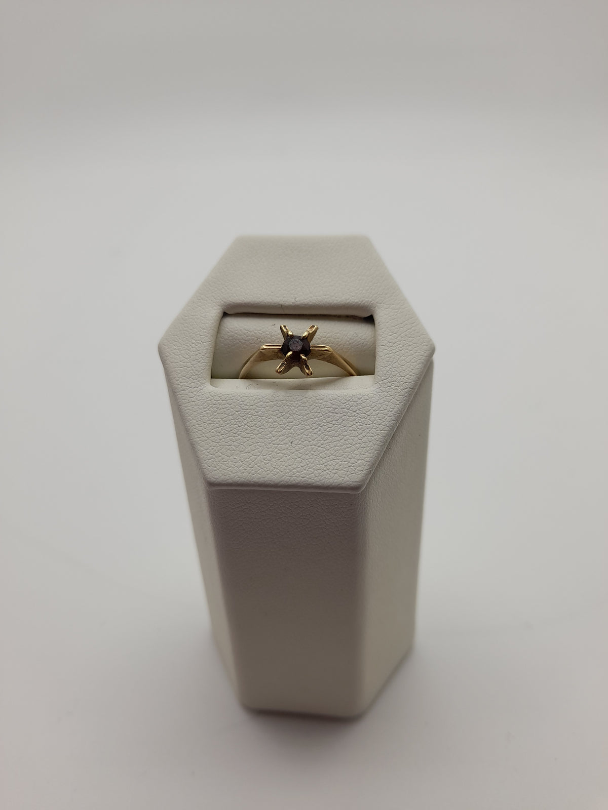 18ct, 2.2g,Size M, Red Stone Ring