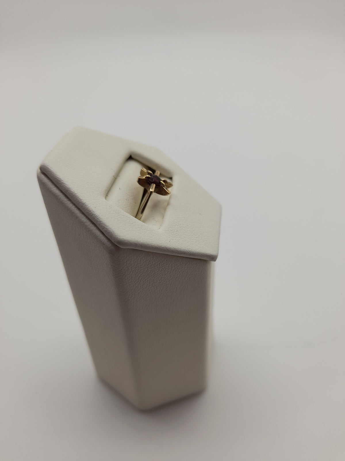18ct, 2.2g,Size M, Red Stone Ring