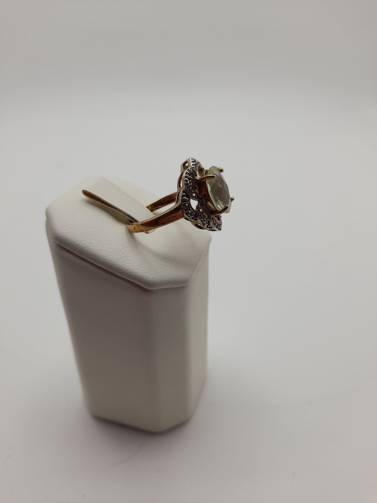 9ct,4.5g, Size O ,Large Stone With Small Stone Ring
