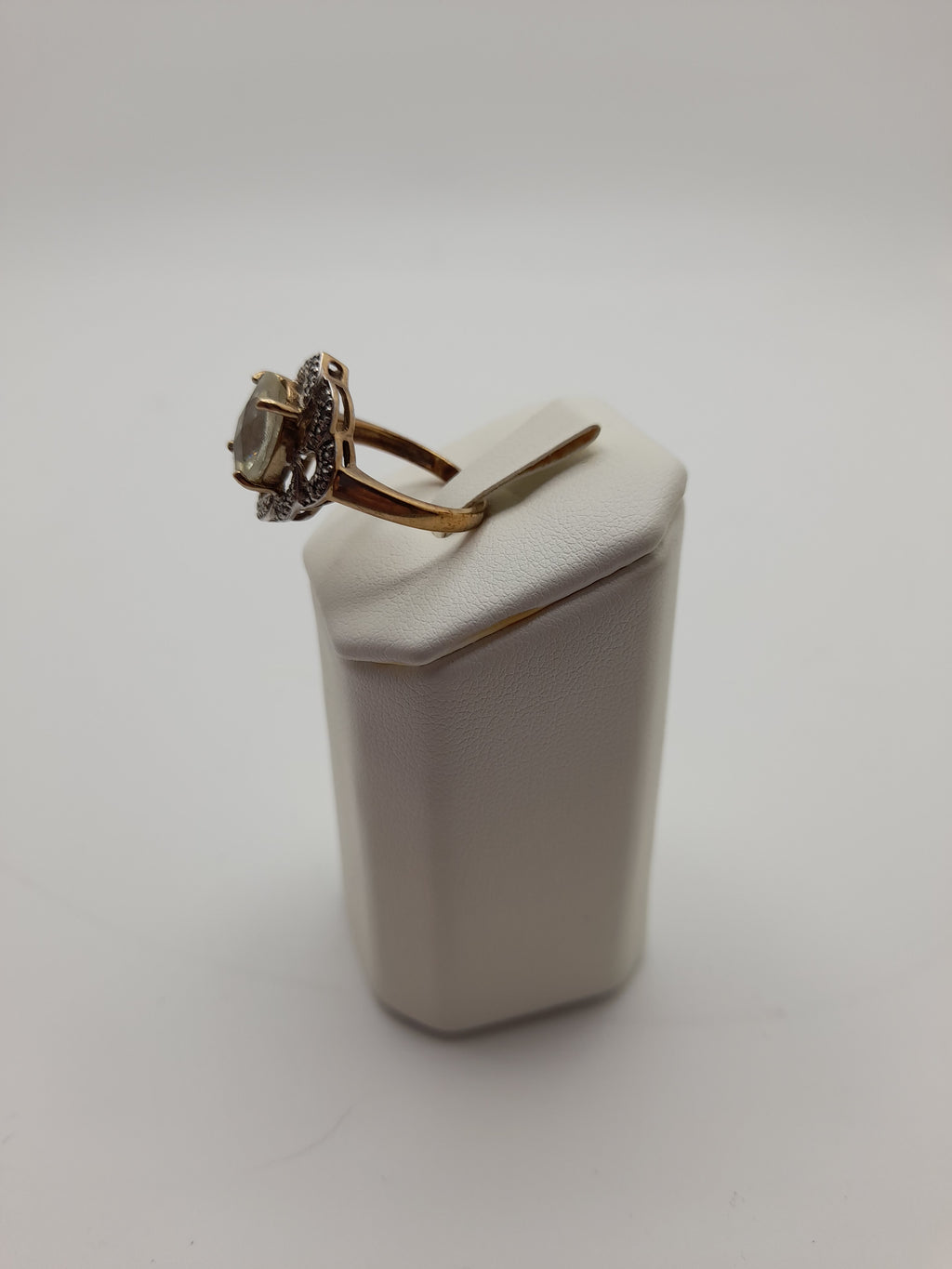 9ct,4.5g, Size O ,Large Stone With Small Stone Ring