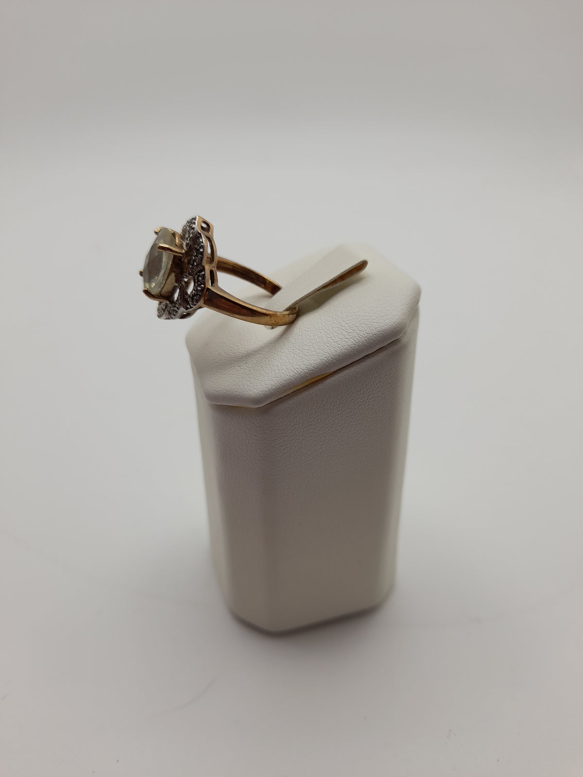9ct,4.5g, Size O ,Large Stone With Small Stone Ring