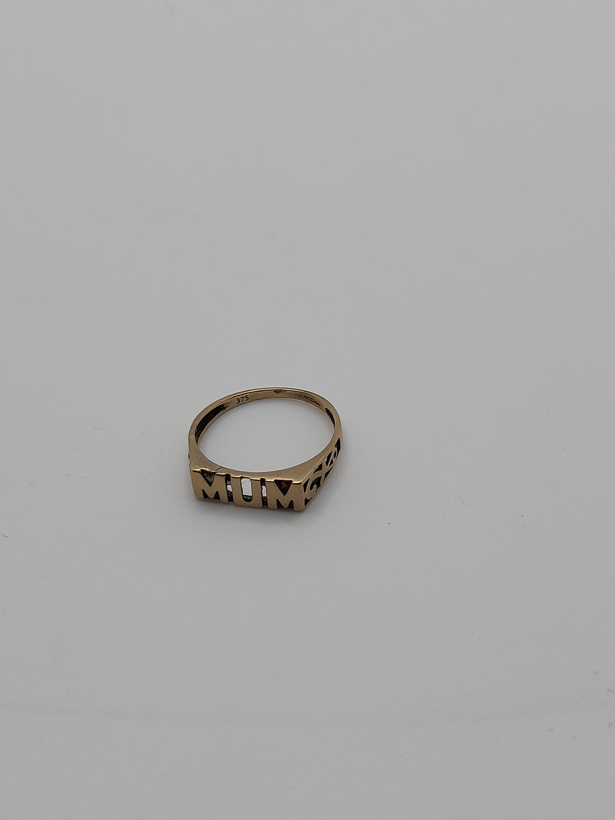 9ct,1.12g,Size M ,'MUM' Ring