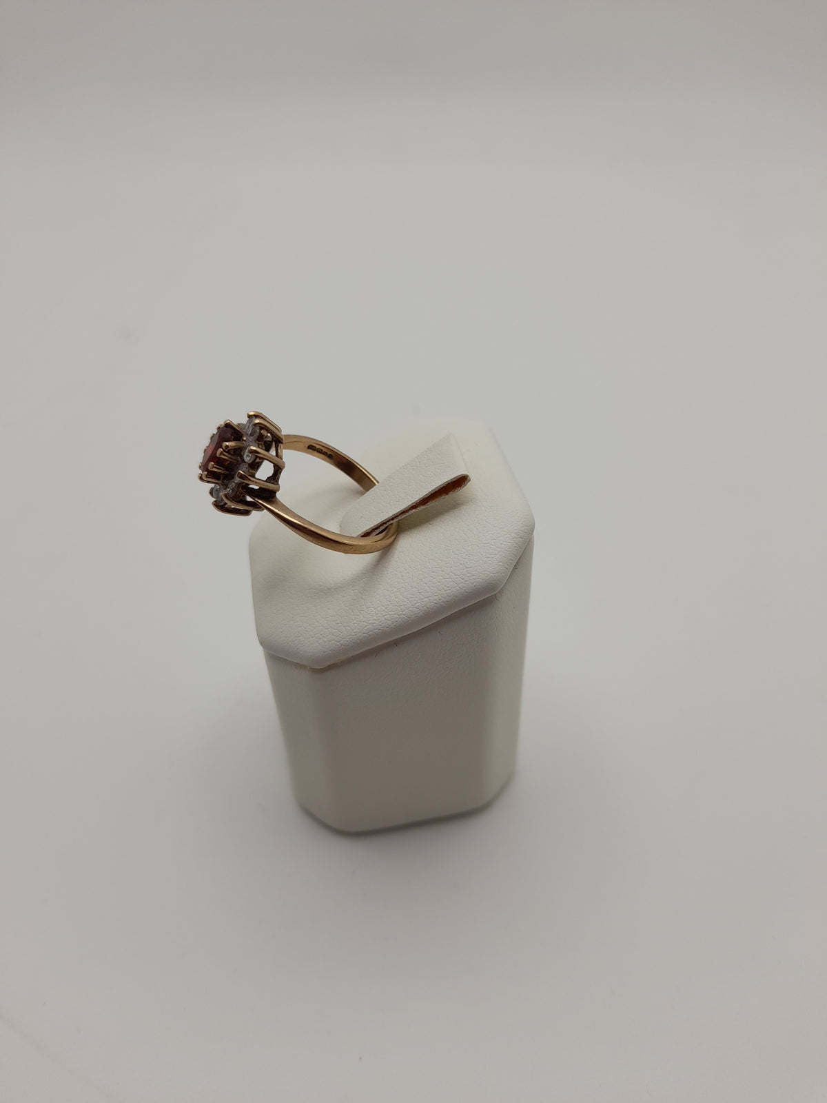 9ct,3.8g,Size O, Red Stone Cluster Gold Ring