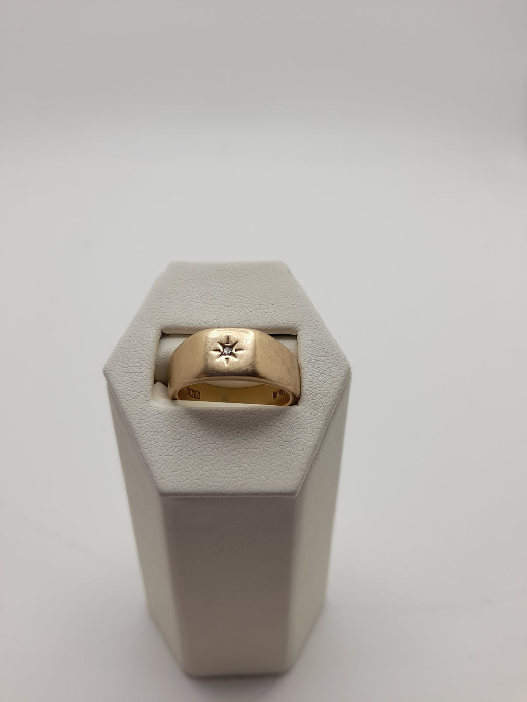 9ct,8.7g,Size Q, Single Stone Signet Ring
