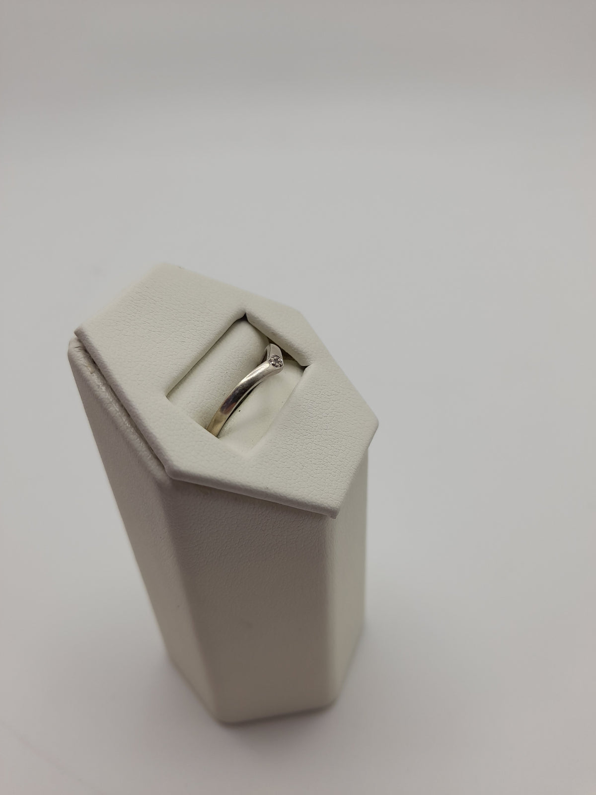 9ct,0.8g,Size M,Single Stone Ring