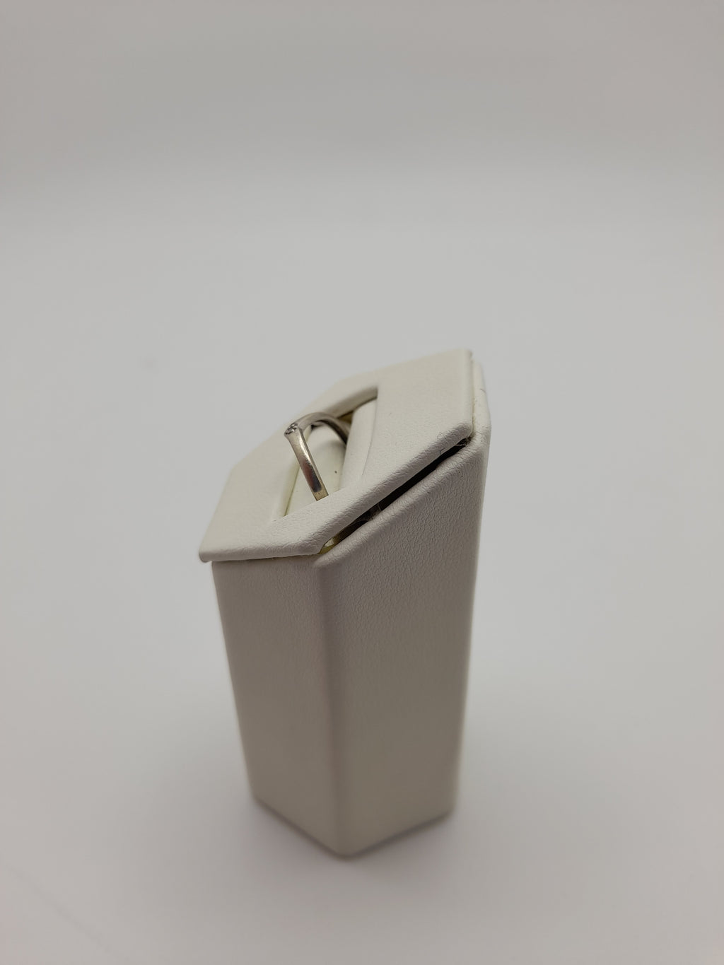 9ct,0.8g,Size M,Single Stone Ring