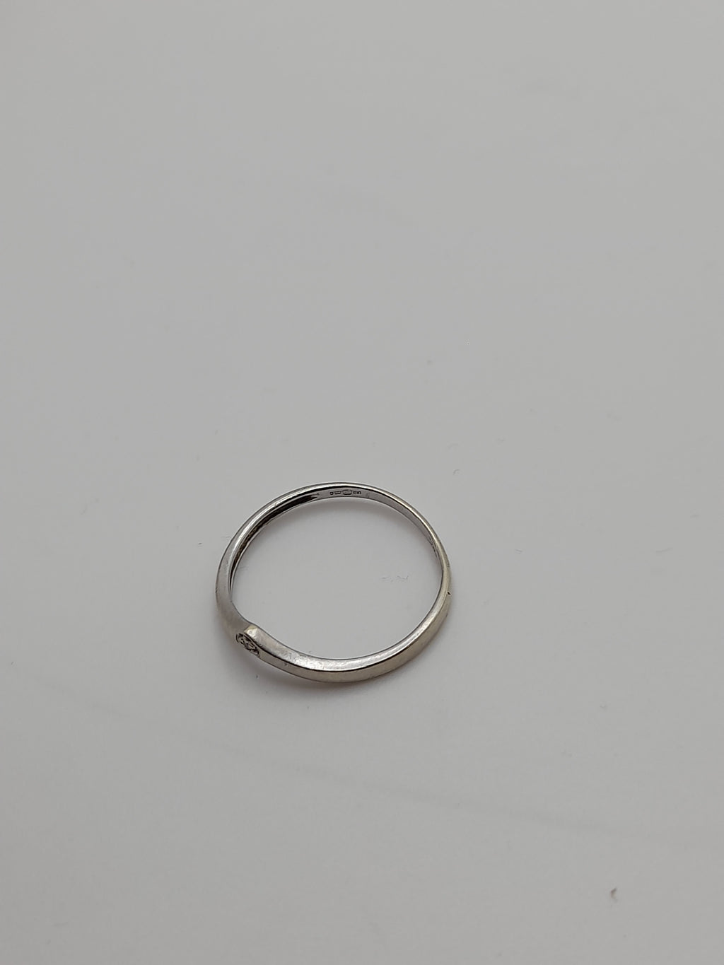 9ct,0.8g,Size M,Single Stone Ring