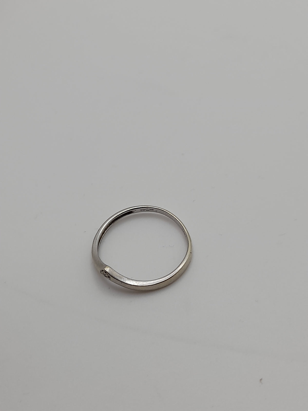 9ct,0.8g,Size M,Single Stone Ring