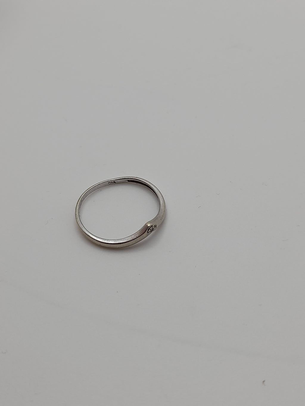 9ct,0.8g,Size M,Single Stone Ring