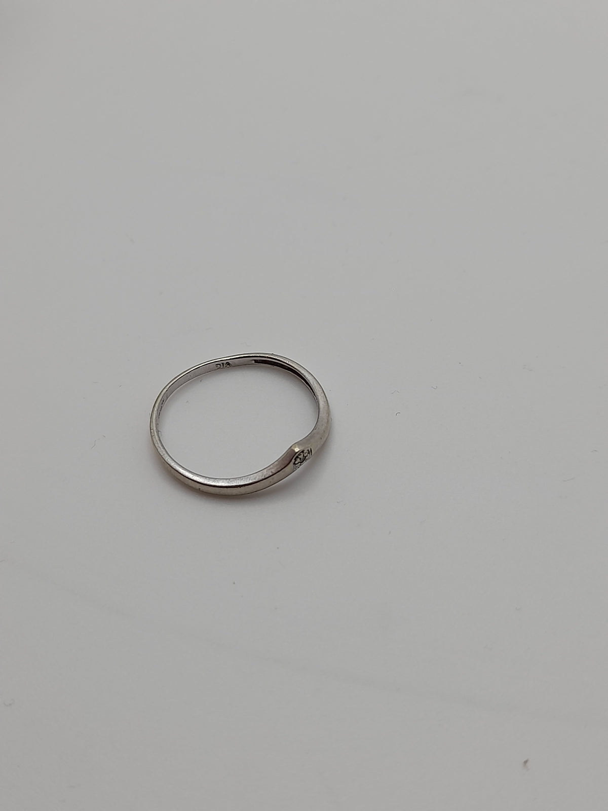9ct,0.8g,Size M,Single Stone Ring