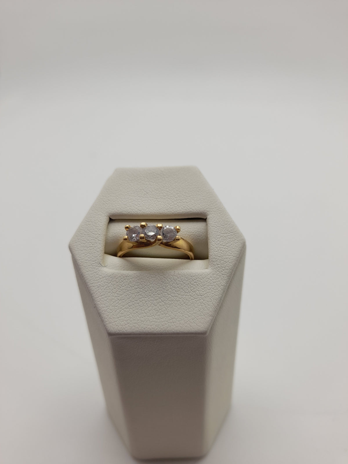 18ct,3.6g,Size L 1/2,3 Stone Gold Ring