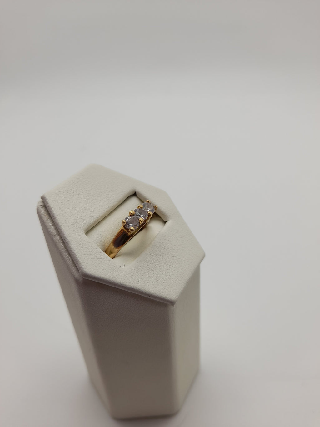 18ct,3.6g,Size L 1/2,3 Stone Gold Ring