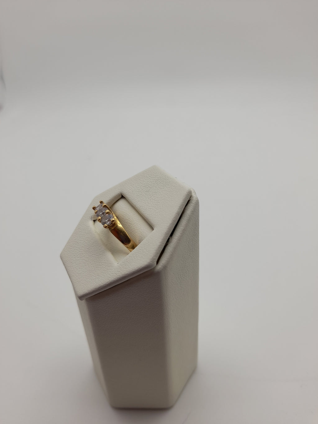 18ct,3.6g,Size L 1/2,3 Stone Gold Ring