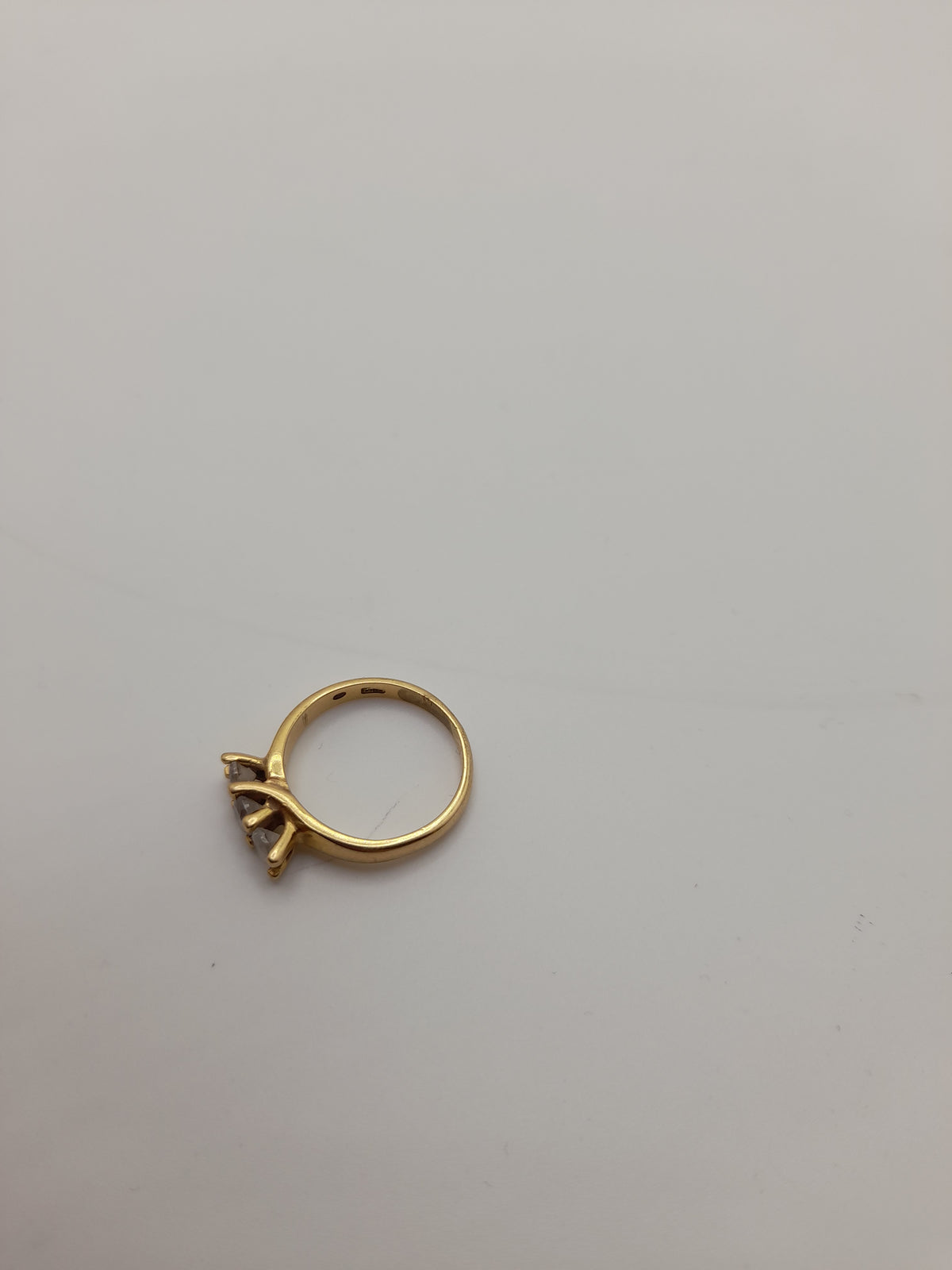 18ct,3.6g,Size L 1/2,3 Stone Gold Ring