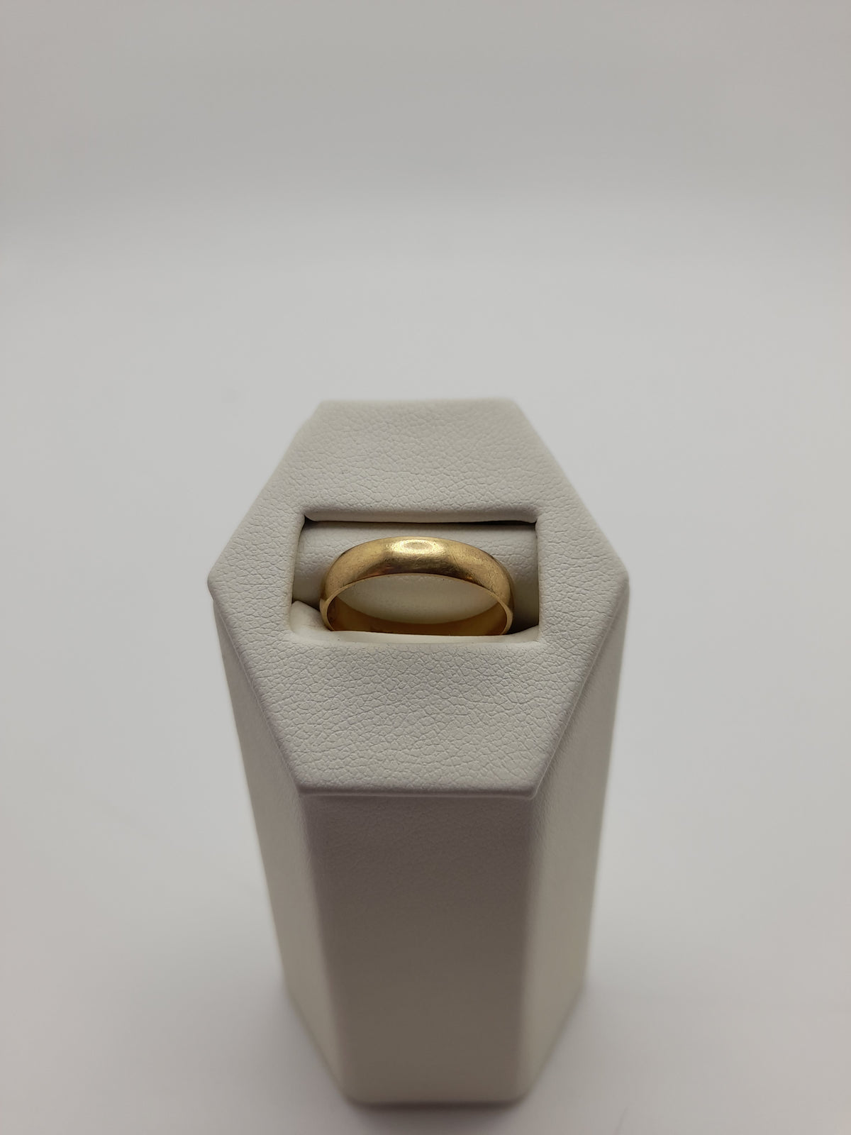 18ct,3.8g,Size N,Wedding Band