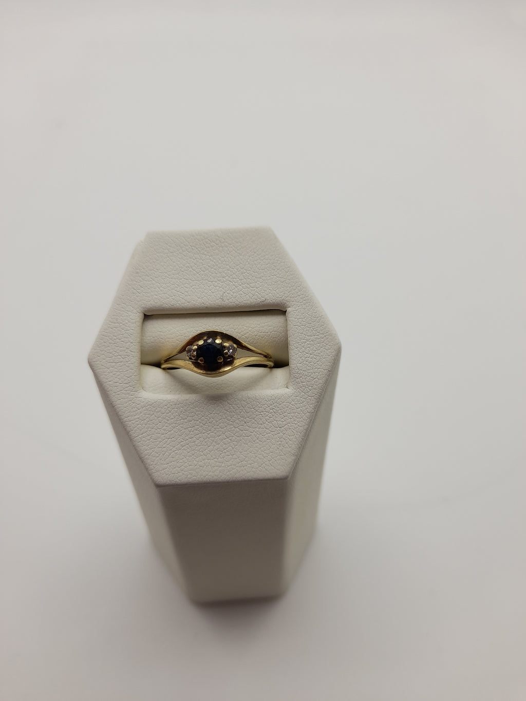 14ct, 2.3g,Size M, Blue Stone Gold Ring