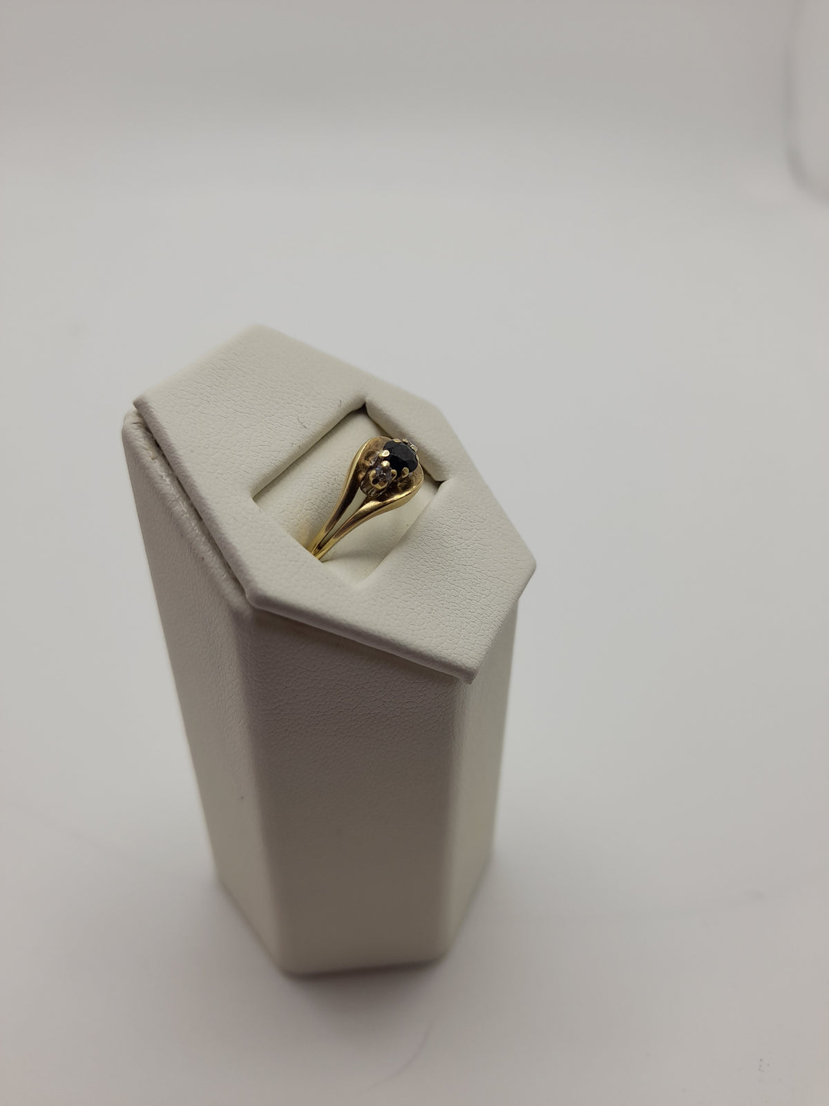 14ct, 2.3g,Size M, Blue Stone Gold Ring