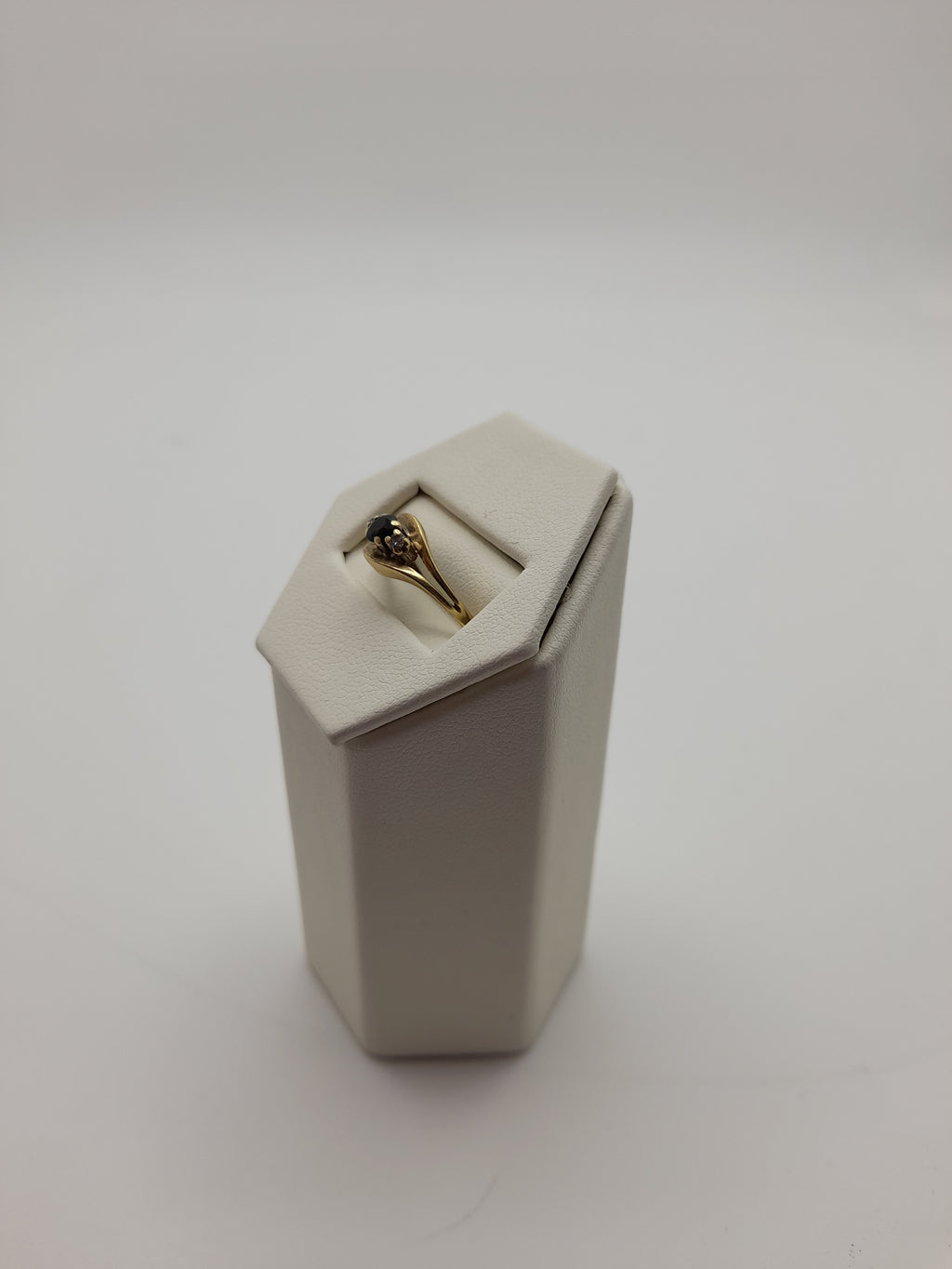 14ct, 2.3g,Size M, Blue Stone Gold Ring