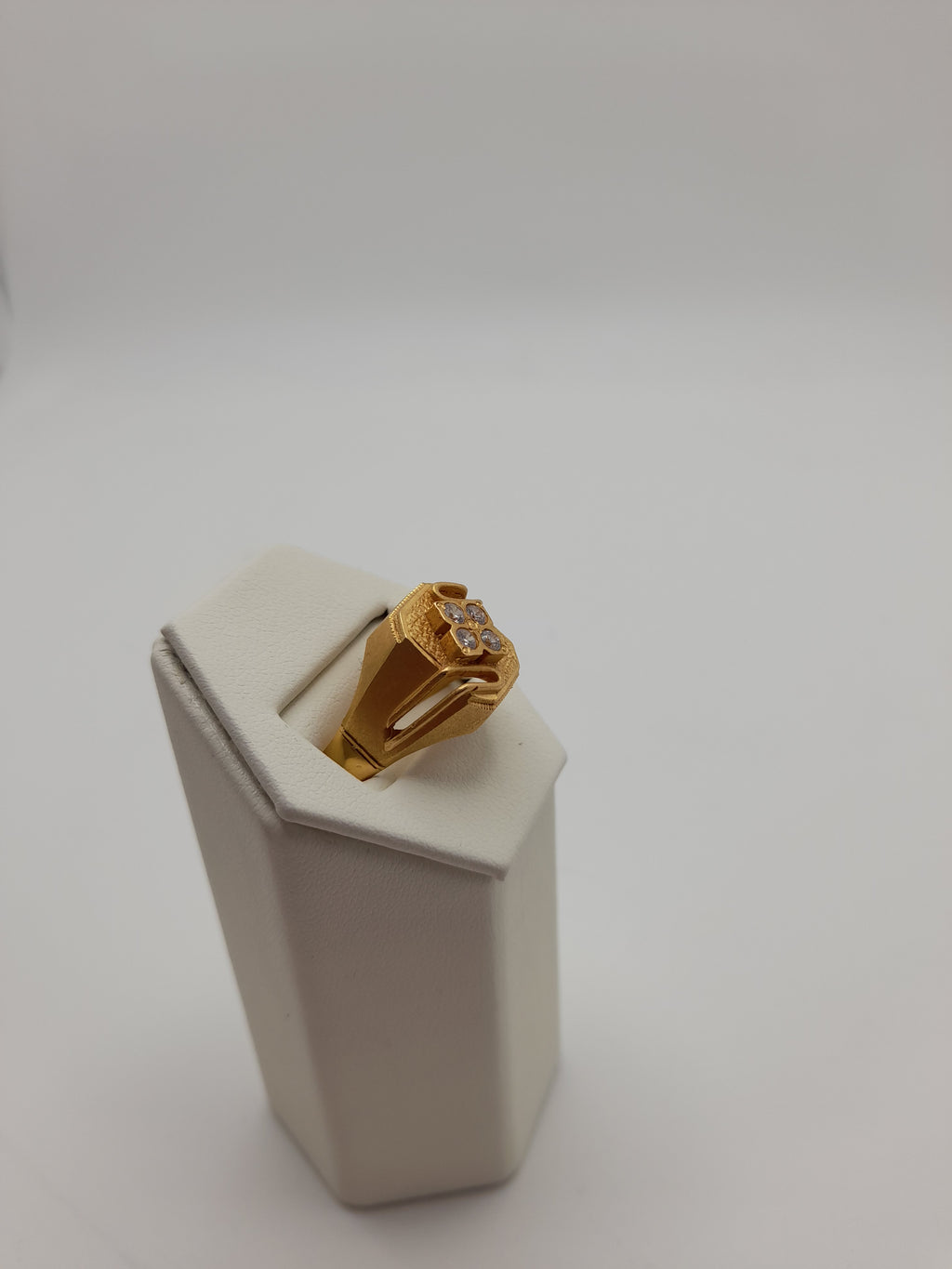 21ct,10g,Size T,4 Stones Gold Signet Ring