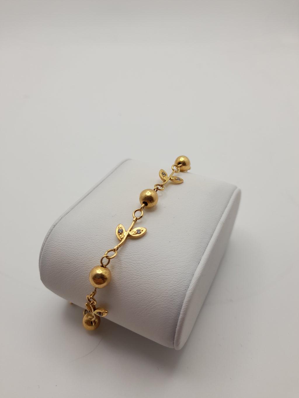 22ct,9.7g,'Leaves And Ball' Gold Bracelet