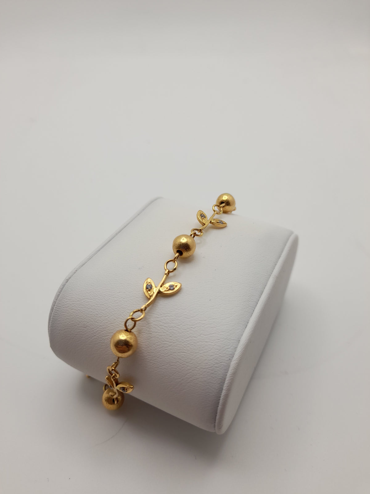 22ct,9.7g,'Leaves And Ball' Gold Bracelet