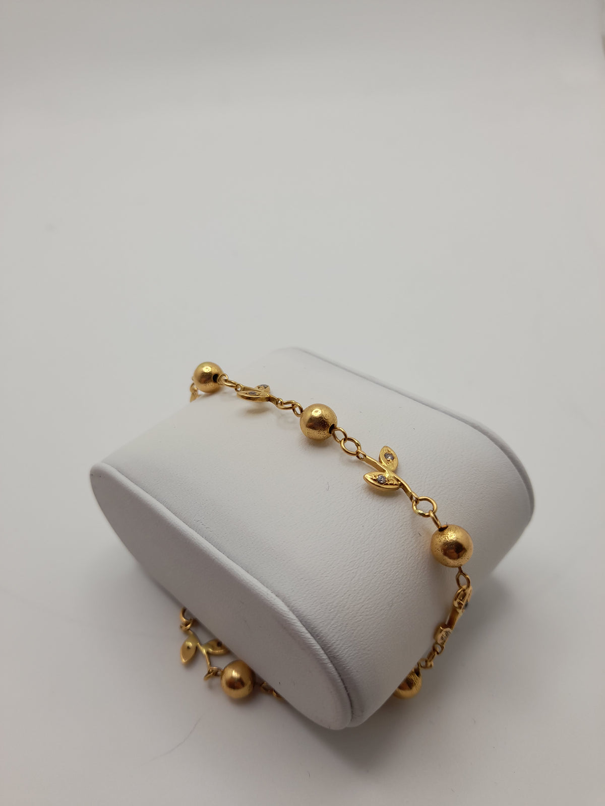 22ct,9.7g,'Leaves And Ball' Gold Bracelet