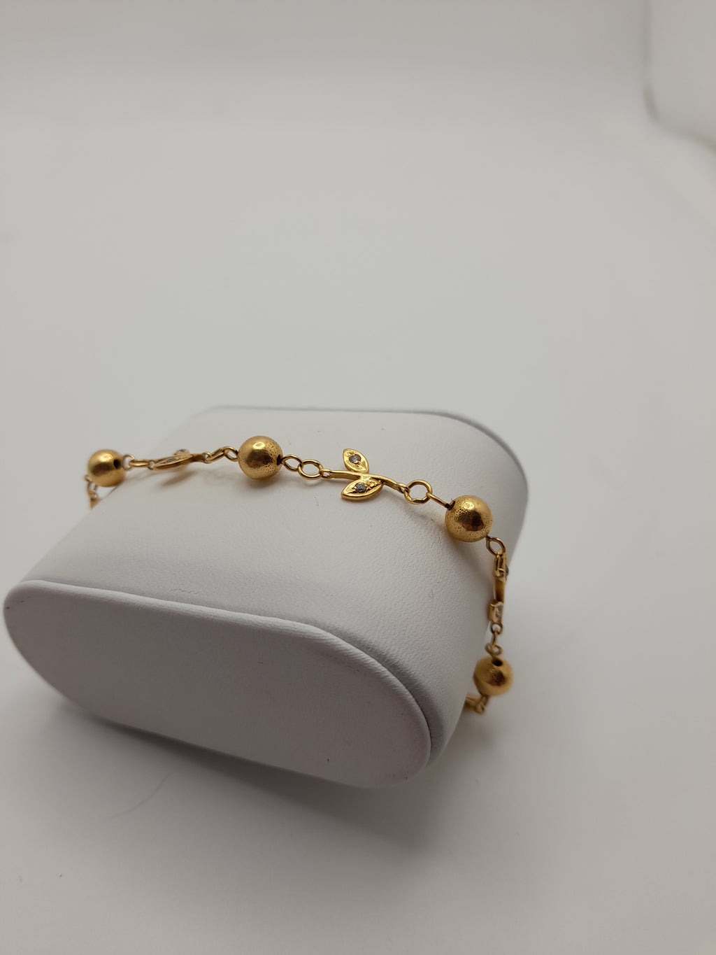 22ct,9.7g,'Leaves And Ball' Gold Bracelet