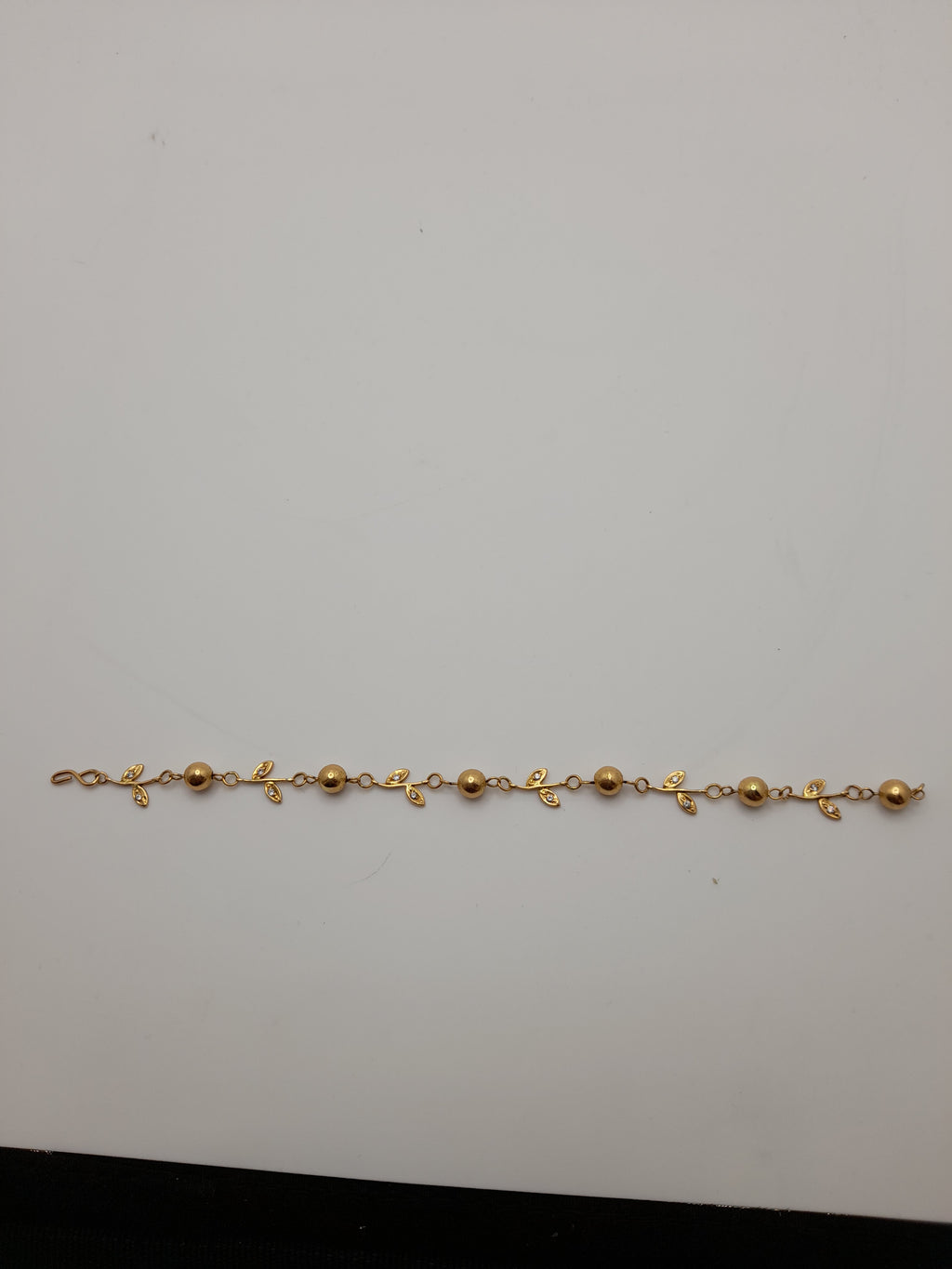 22ct,9.7g,'Leaves And Ball' Gold Bracelet