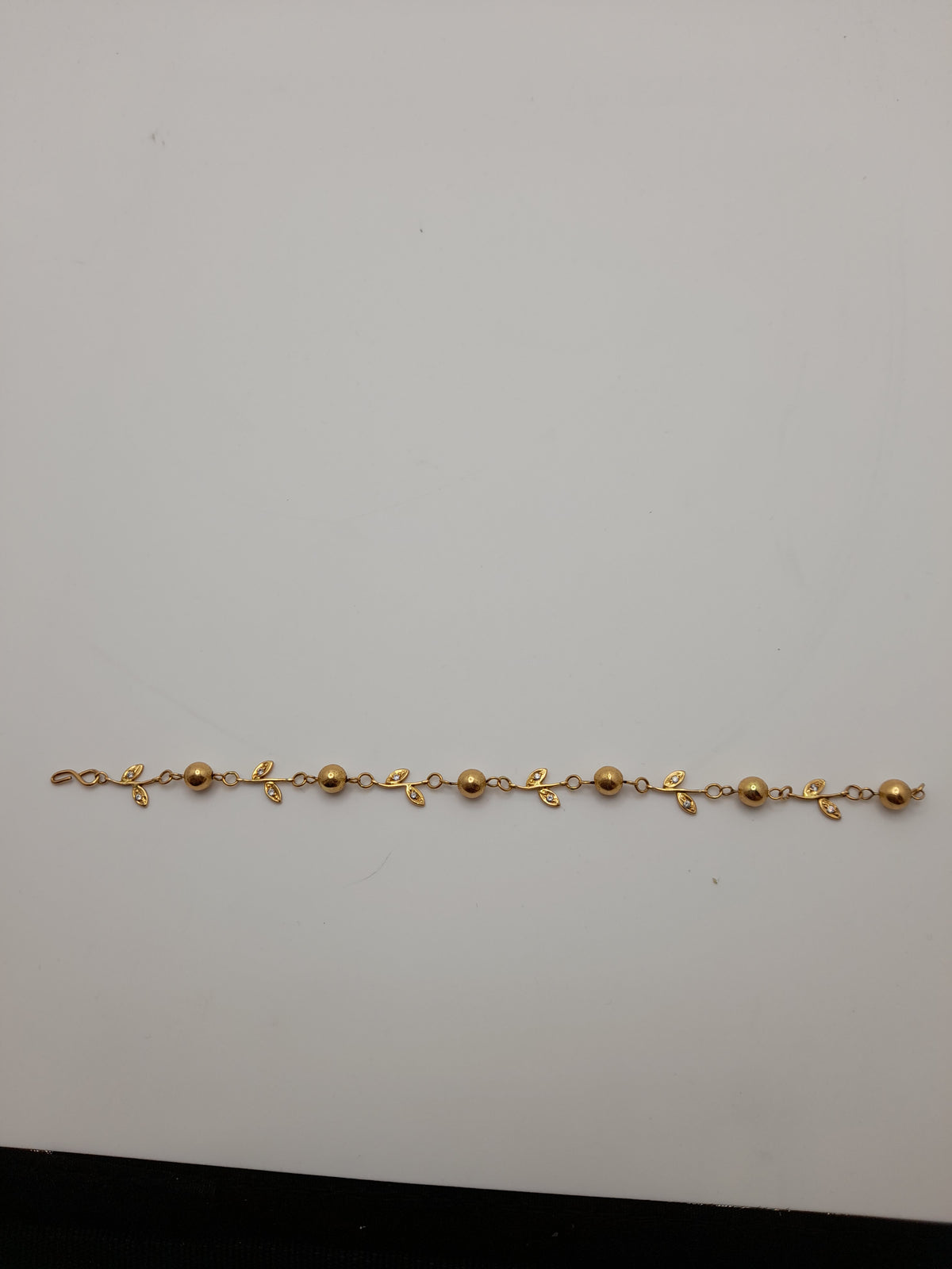 22ct,9.7g,'Leaves And Ball' Gold Bracelet