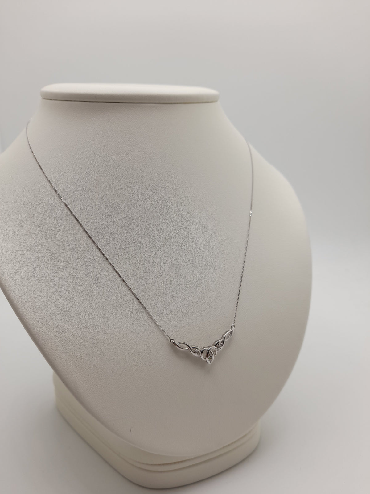 9ct,1.5g,White Gold Necklace