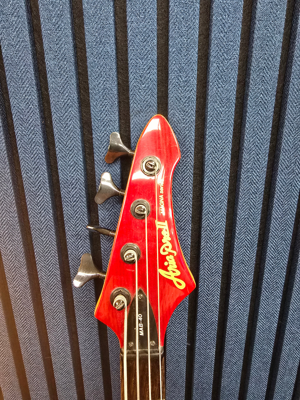 Aria pro II Mab-40 magna series Bass Guitar Red, Grade Good